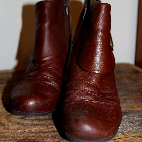 LEATHER BOOTIES WITH GOLD BUCKLE - WOMEN'S SIZE 7.5 - Picture 1 of 6